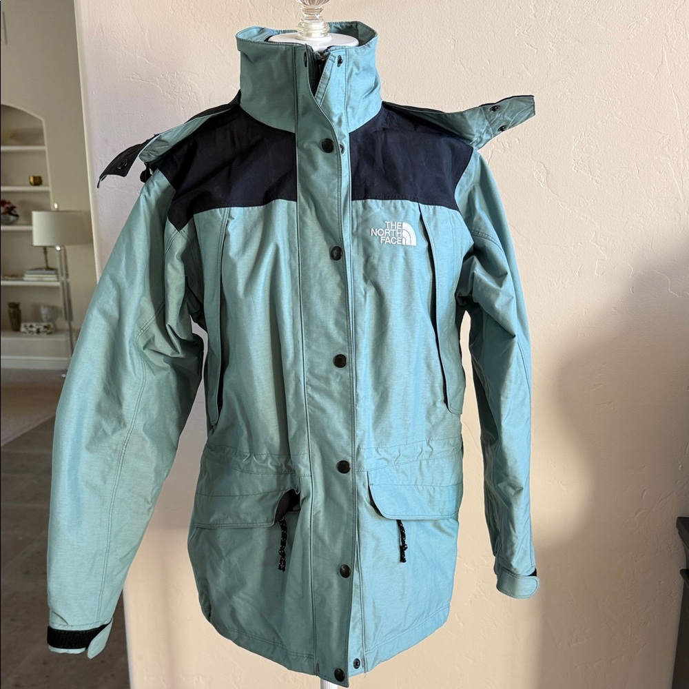 The North Face women’s small ski/snow jacket outer shell. Vintage 90’s aqua blue